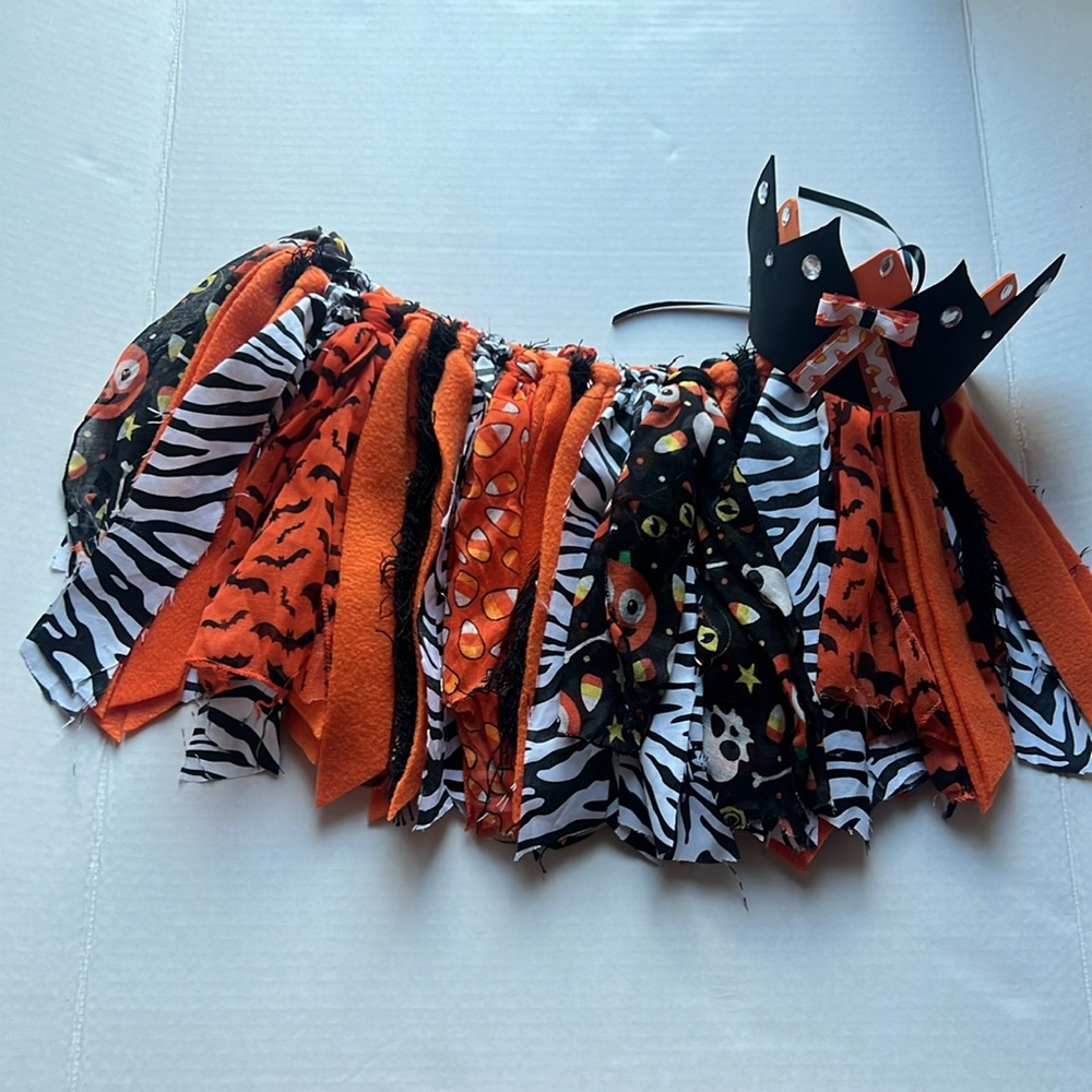 Homemade Orange and Black Halloween Tutu for little girls. 13-14”(W) x 10”(L)